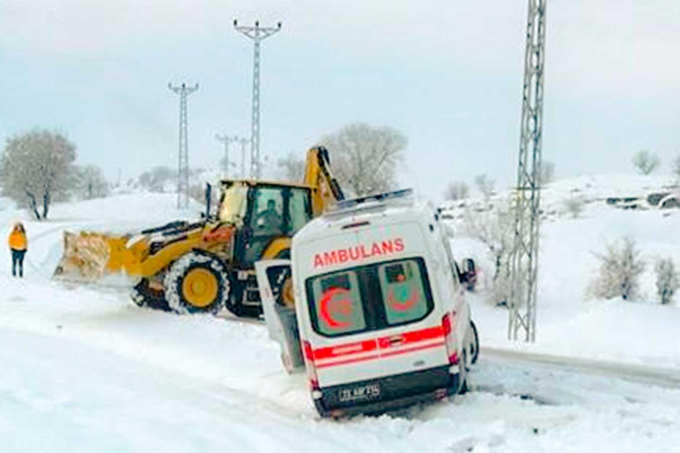 Kar nedeniyle yüzlerce köy ve mezra yolu ulaşıma kapandı